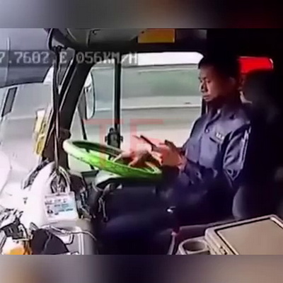 Водитель во время движения смотрел в телефон