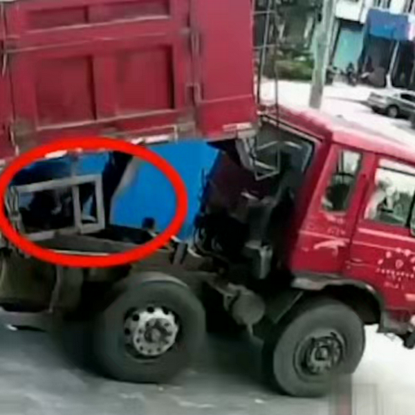 Водителя придавило кузовом грузового автомобиля